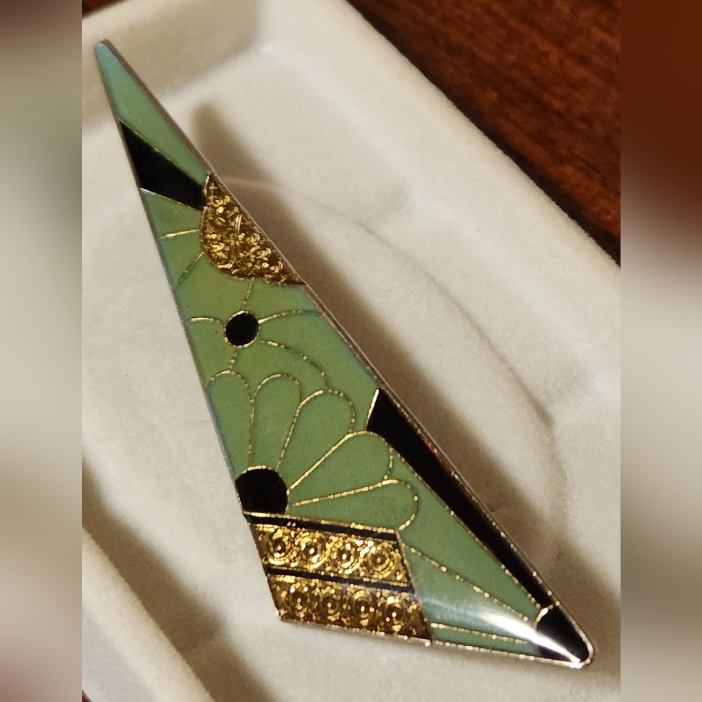 ✨️3 for $20✨️⚡️Vintage⚡️ Brooch Green enamel w/Gold tones and black